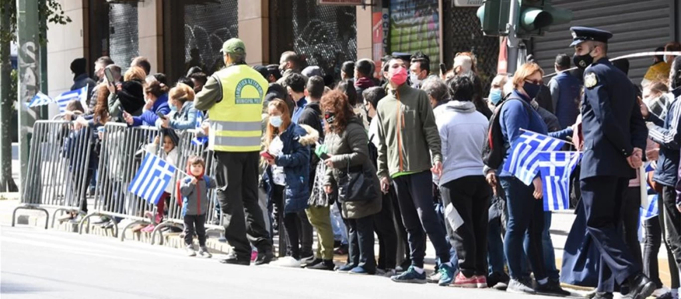 Πολίτες συγκεντρώθηκαν για να δουν την στρατιωτική παρέλαση και να τιμήσουν τα 200 χρόνια από την Ελληνική Επανάσταση